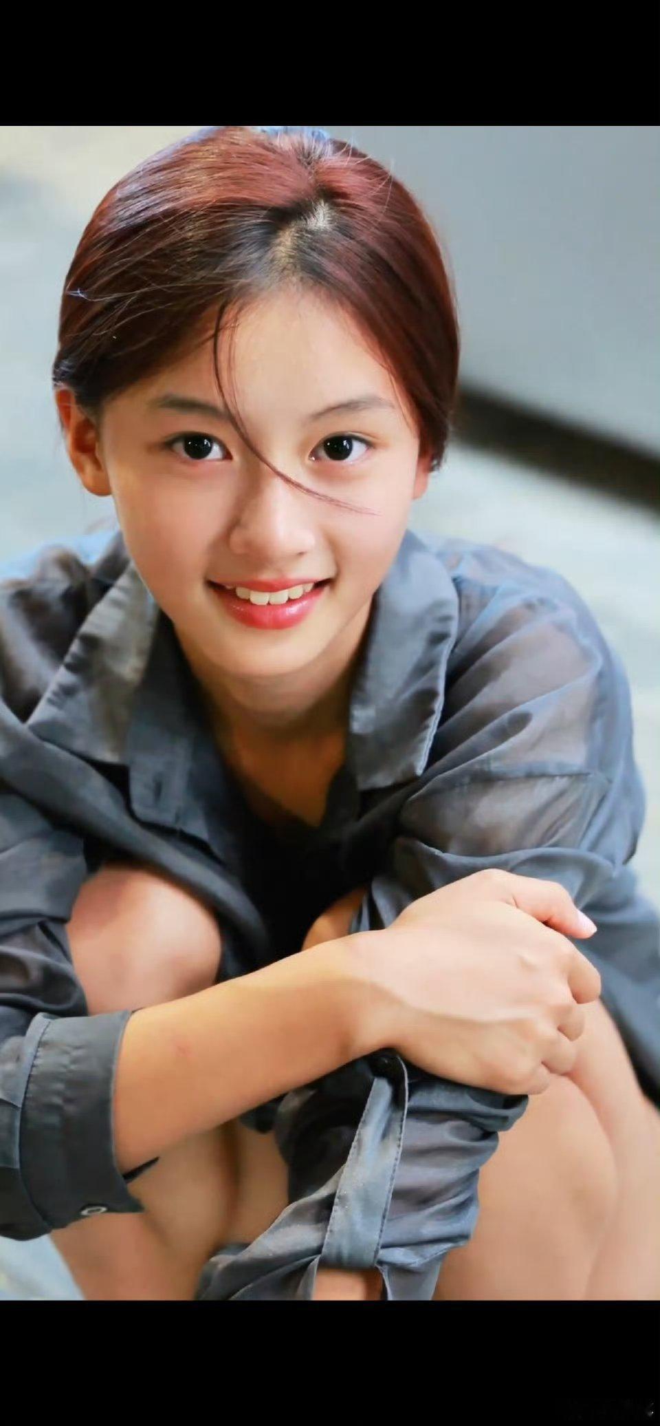 素人女孩被拍网友喊话于正近日，一名河南南阳15岁的高颜值女孩👧“七七”逛街