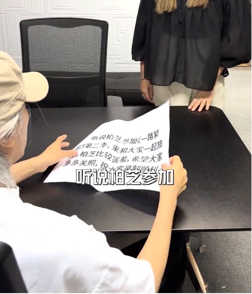 说句心里话周星驰这样哪天死了都没人知道连背影都只露一块小角标志性的帽子、白