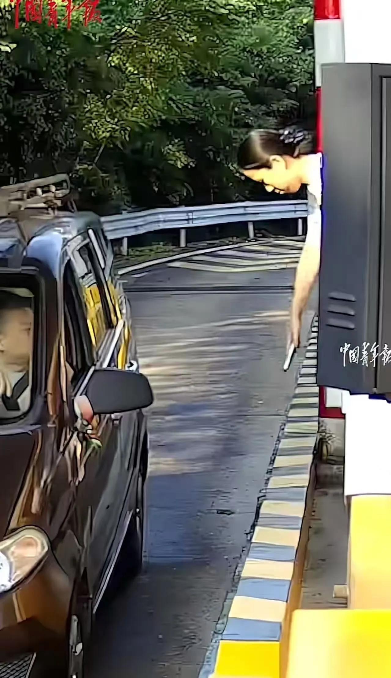 “浙江高速又火了！”男子过收费站时，手机突然开不了机，无法付钱，一脸紧张地问收费