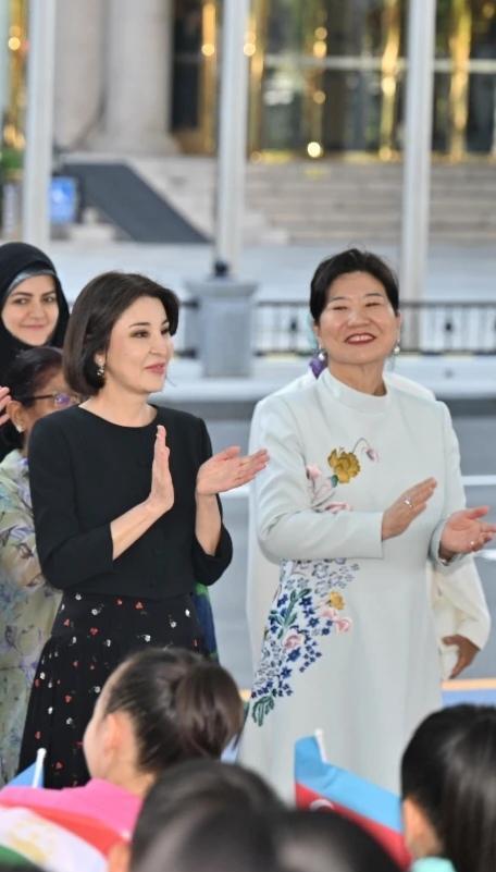 乌兹别克斯坦第一夫人米尔济约耶娃，曾多次陪同米尔济约耶夫总统访华，在国际舞台上是
