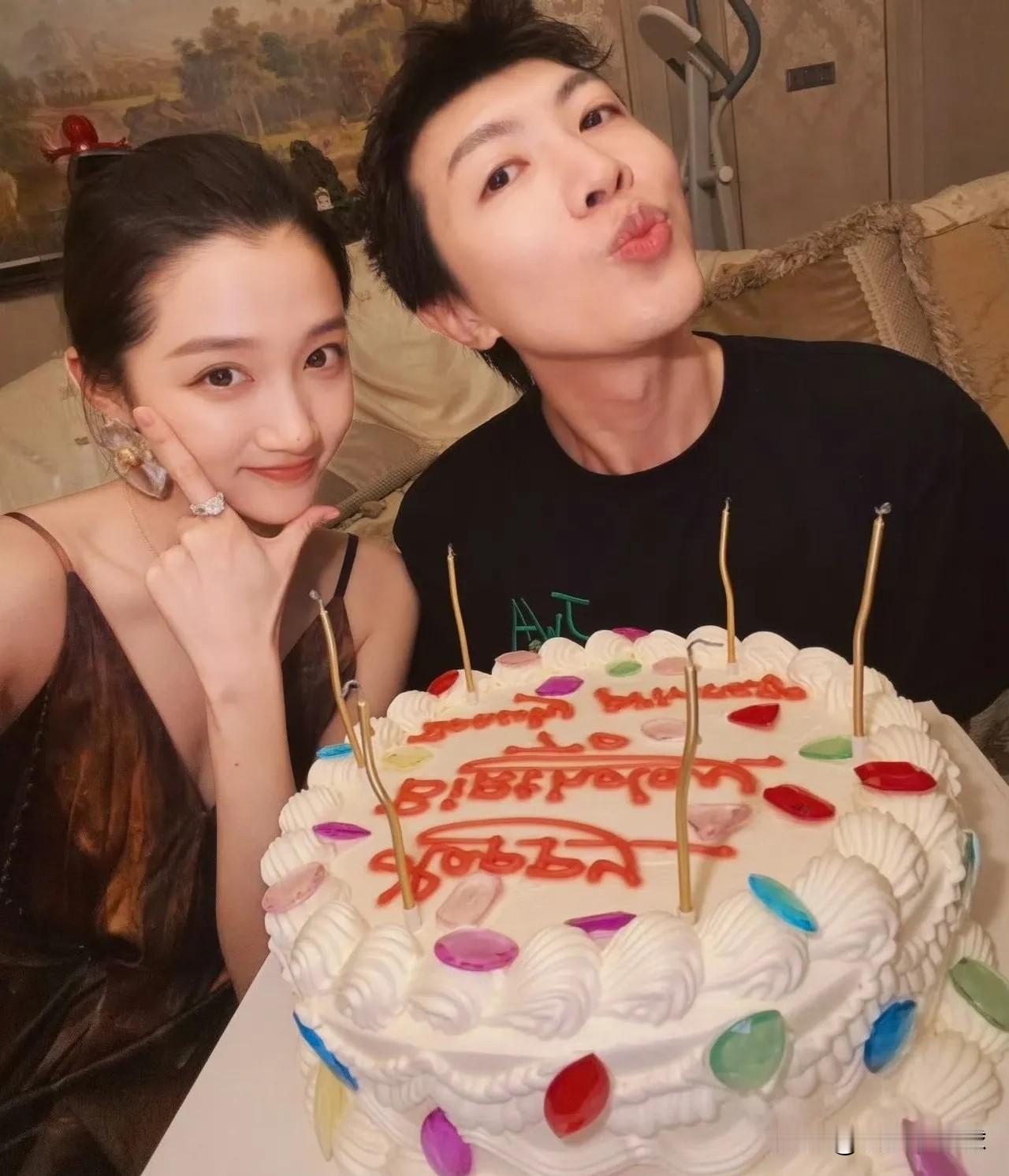 9月17日，关晓彤29岁生日照引发关注。镜头里陪她庆生的不是男友鹿晗，而是合作十