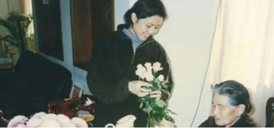 主持人倪萍说：“当年我的《日子》出版后，发行了100万册，丁关根部长突然来问我，