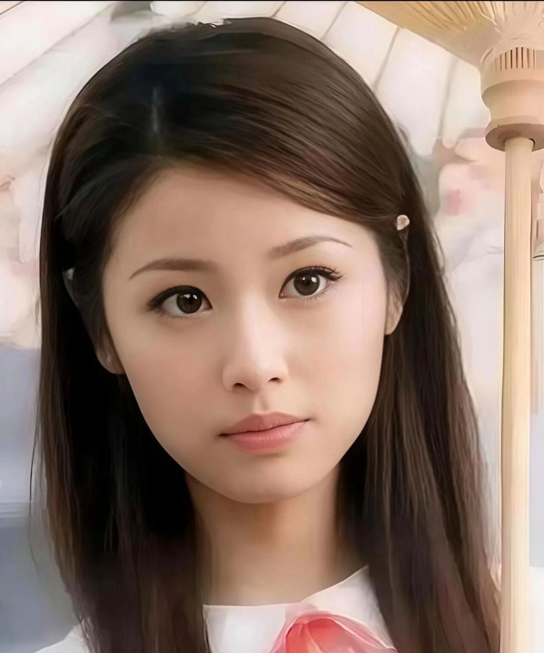 1.黄子韬夫妇和鹿晗前段时间确实互动少了不少，现在两边也没以前走得那么近。至于是