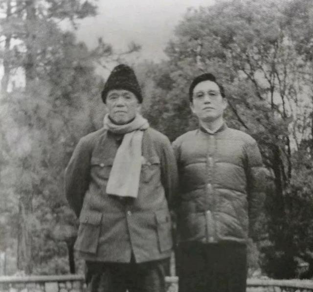 1976年，兰州军区司令韩先楚上将前往大寨参观，顺道去看望1位首长。到了