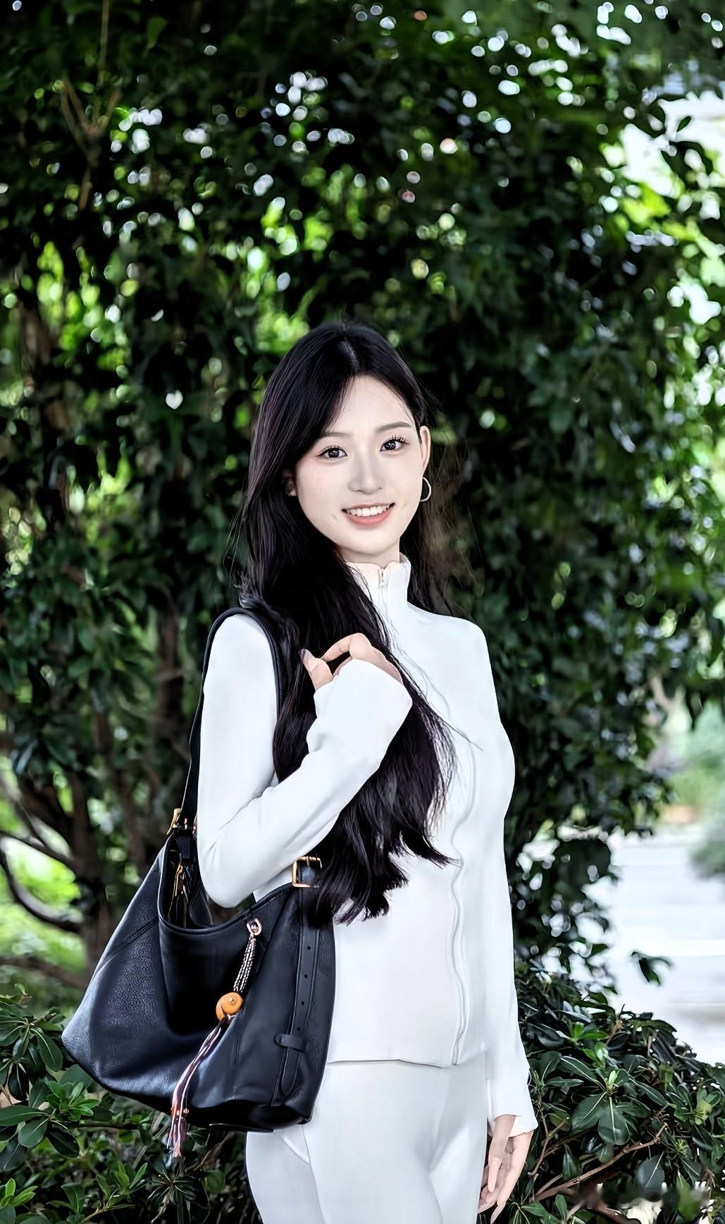 白衣少女宛如林间仙子，倚翠入画，携草木清香，一瞬仿佛把人带入仙境。晒图笔记大赛今