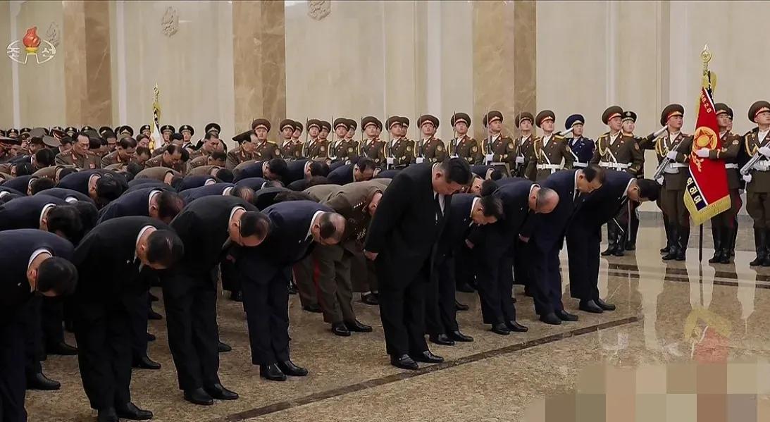 就在刚刚，金正恩做出一个重大举动。朝鲜领导人金正恩今天（12月17日）在已故