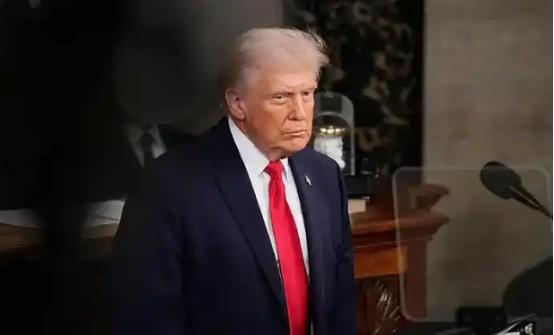 中美关税战打到现在，一个反常识的现象浮出水面：美国关税加了又加，但中美贸易没归零