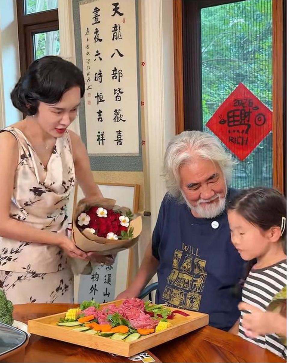 谁说老了不懂浪漫，你看张纪中都70多岁了，比年轻人都懂得浪漫，七夕节当天，张纪中