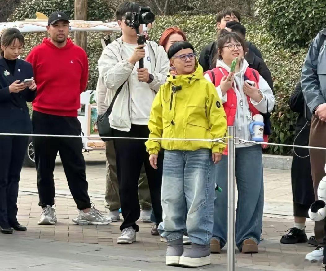 金龟子近照，网友说她这双增高鞋应该不便宜！​​​