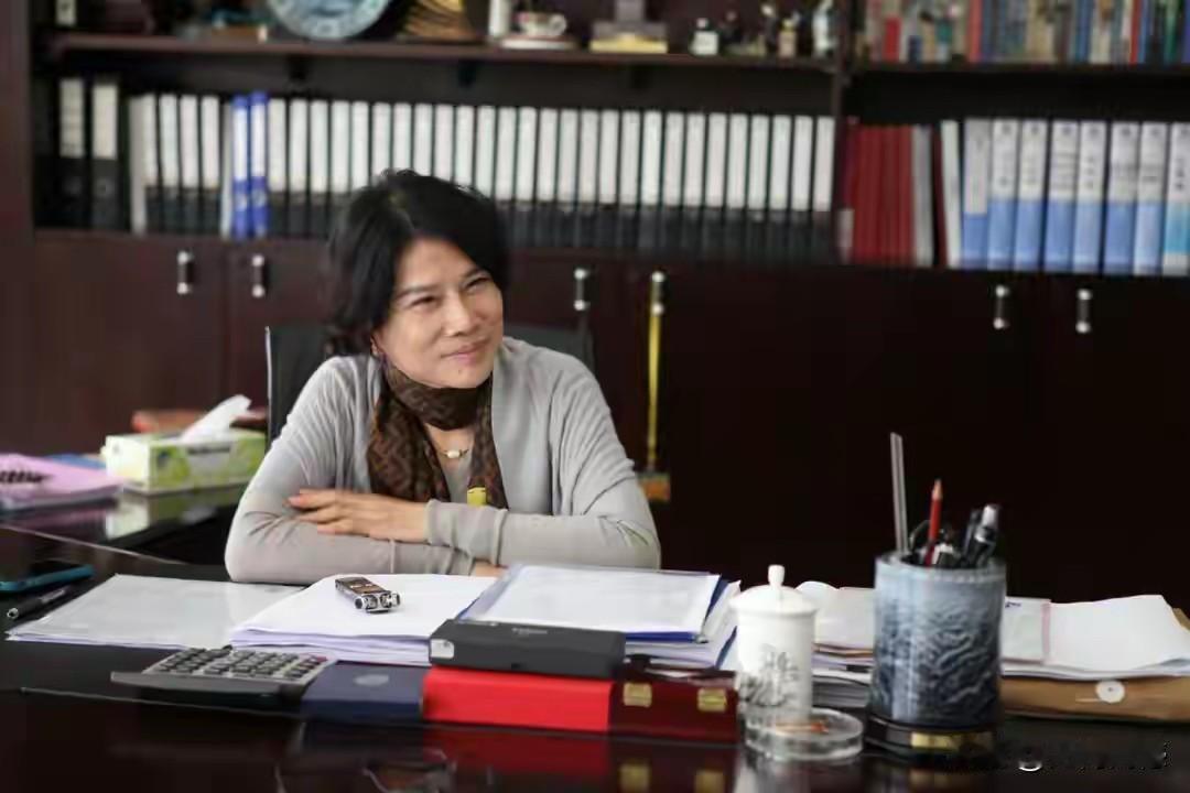 任正非的办公室，看起来也非常的简单，除了书籍就是材料，并没有其他一些花里胡哨的东