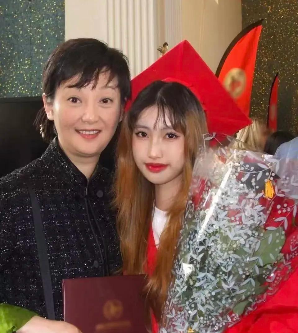 徐帆冯小刚的养女徐朵在美国高中毕业了，养母徐帆专门过去庆祝宝贝女儿高中毕业。可是