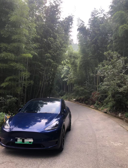 一年长续ModelY6.8万公里买车理由：长途通勤。使用感受：优点；1