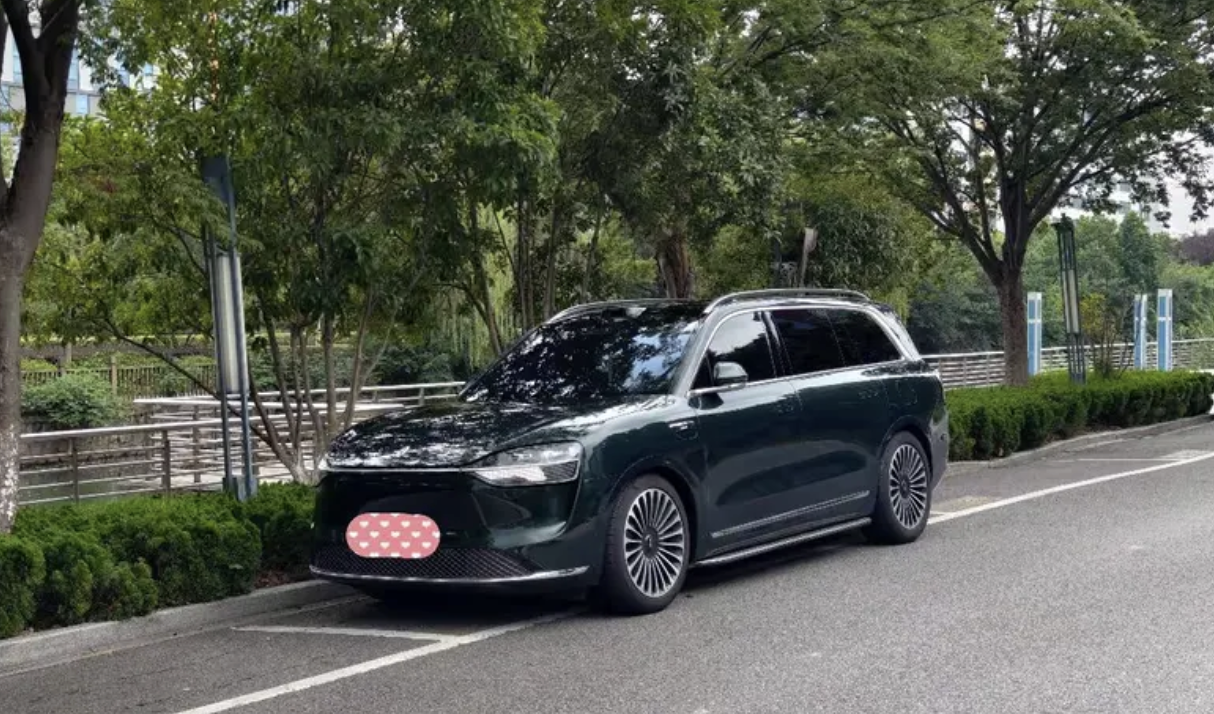 北京街头惊现全黑涂装的问界M6，被网友称作“黑武士”，气场拉满。这车被看作是华为