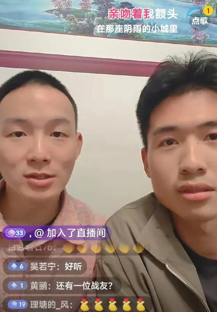 昨晚谢浩男两个战友也陪着浩男直播了一会，这俩战友被志愿者张书戴带着逛深圳想吃当地