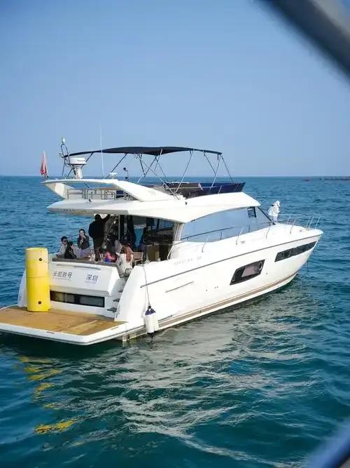 刘强东又一次跨界出手，这次瞄准的是富人圈层的游艇赛道。2026年2月24日，他以