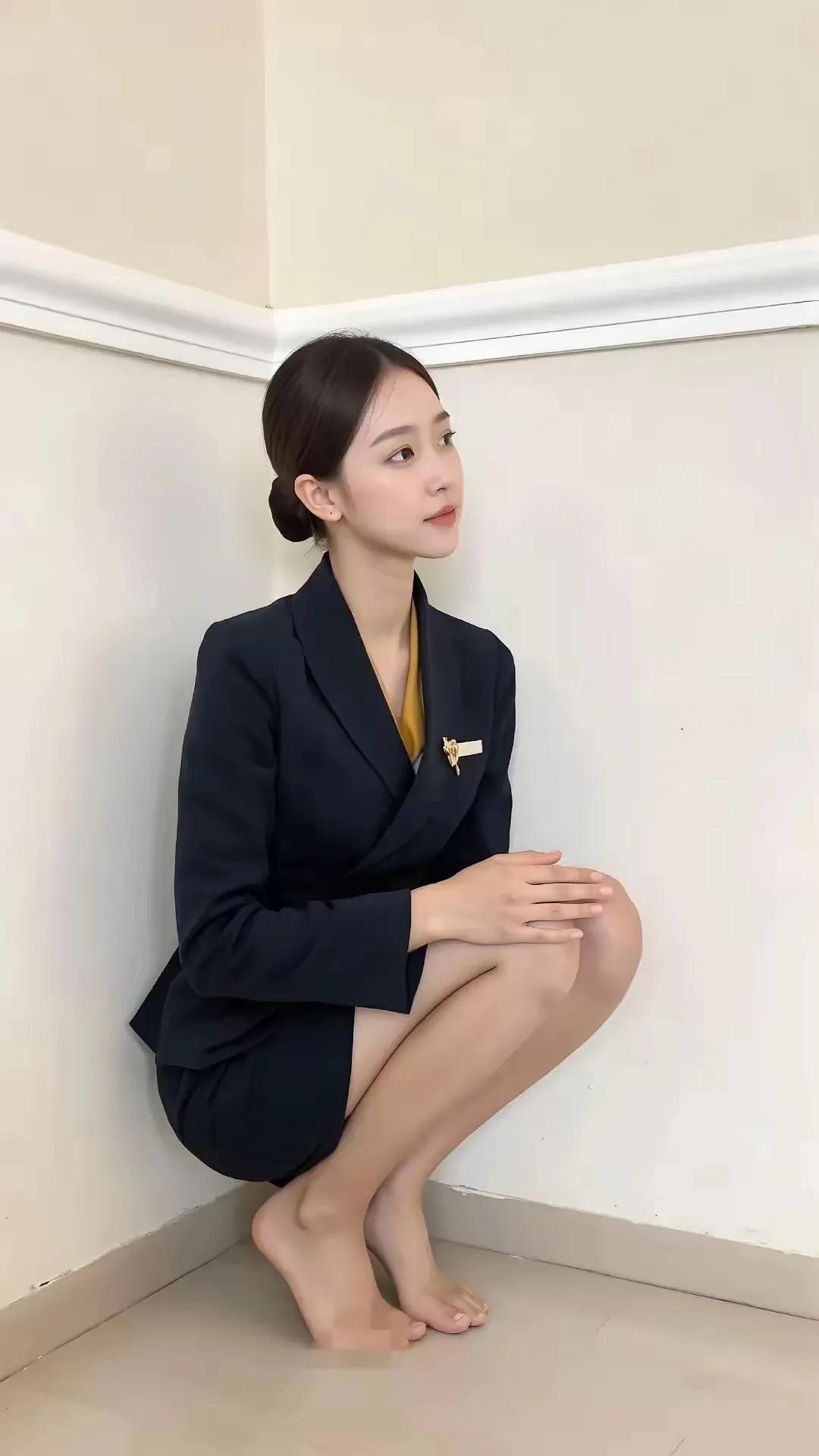 作为空姐，在航班上的一举一动，都有非常严格的规定，所有动作的要求都是教科书级别的