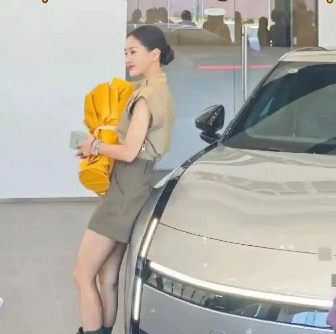 女星王子文现身北京买汽车，一条棕色短裤气质高冷酷帅！​​​