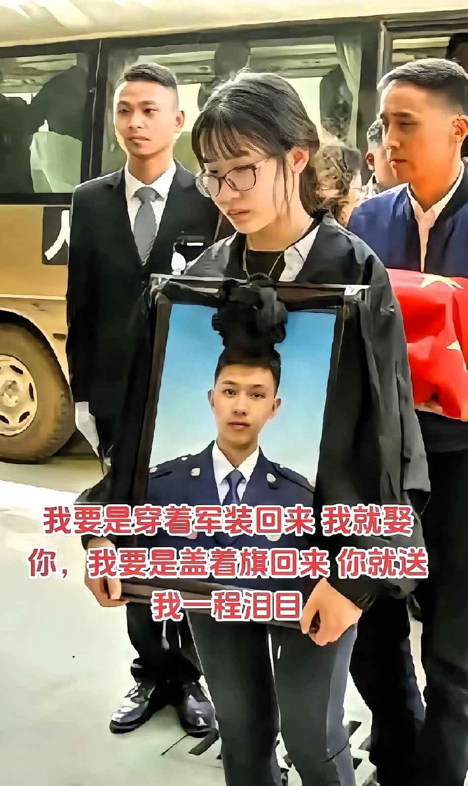 又是一个让人泪目的画面短短的二句话让所有人都“动容”！“如果我穿军装回来一定