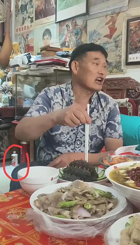大衣哥现在是革命的小酒天天喝，这小酒可不是地瓜烧，而是国酒茅台。凭借现在大衣哥的