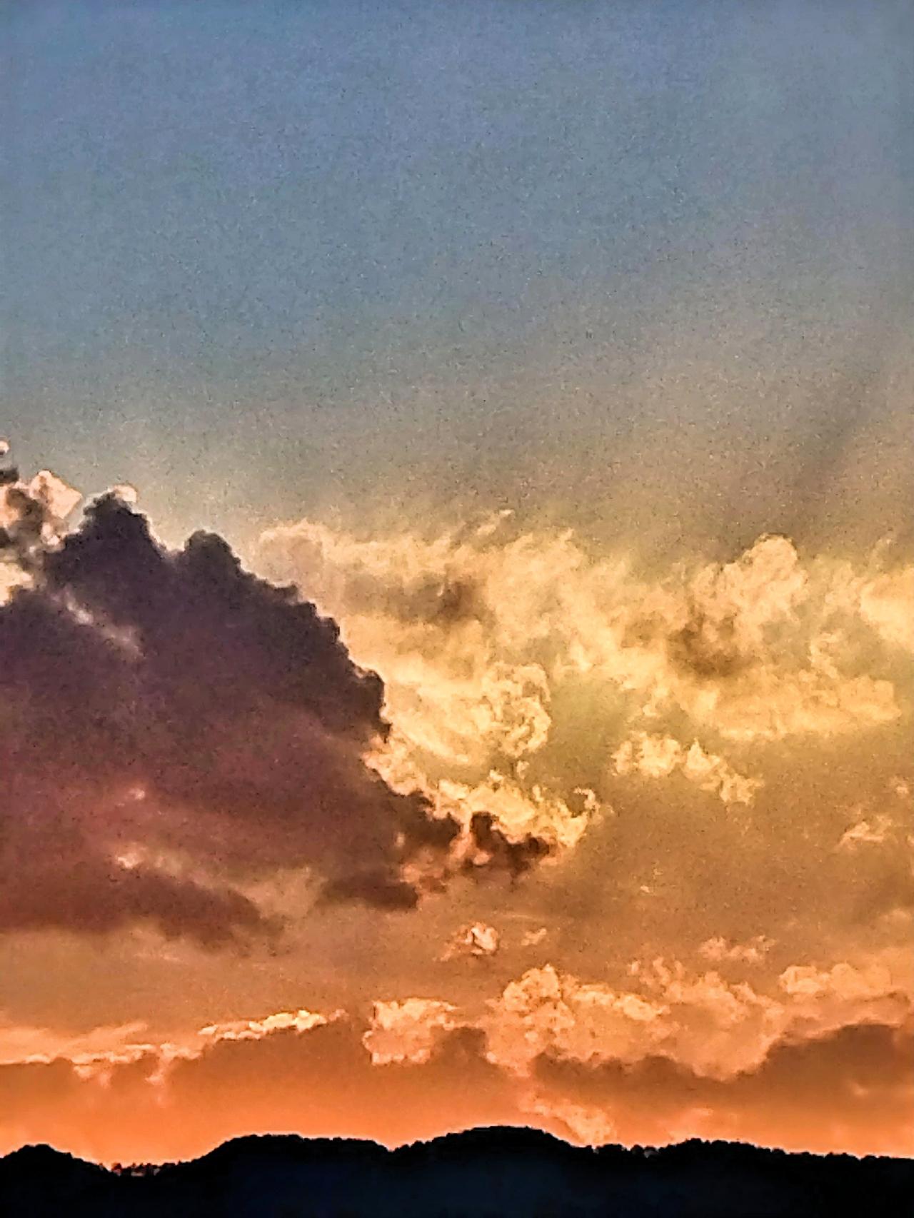 夕阳西下，云海翻腾，美不胜收！