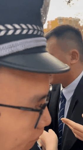 这下恐怕法国人自己都要懵圈了，这可是在中国啊，怎么马克龙在成都会受到这么热烈的欢