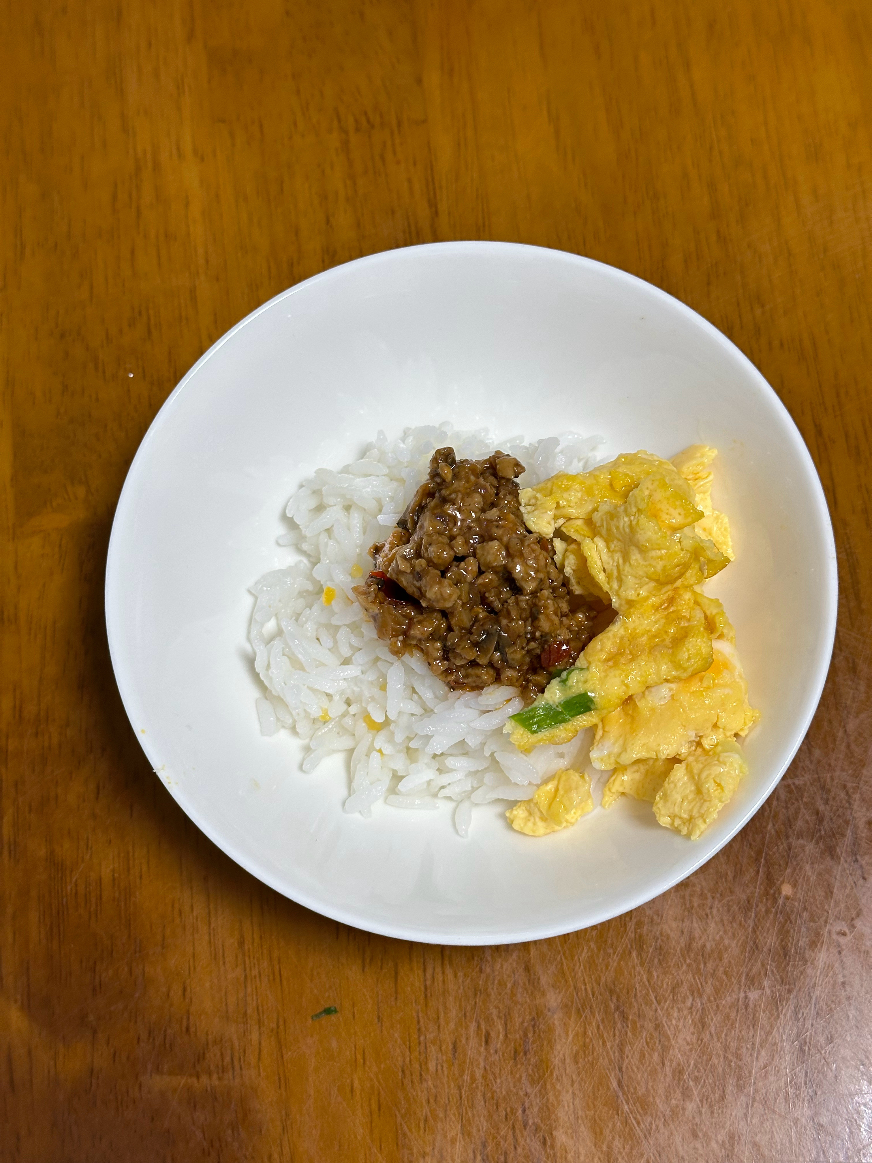冰箱里有冷饭，加杂酱面肉臊叮热拌饭，满足！​​​