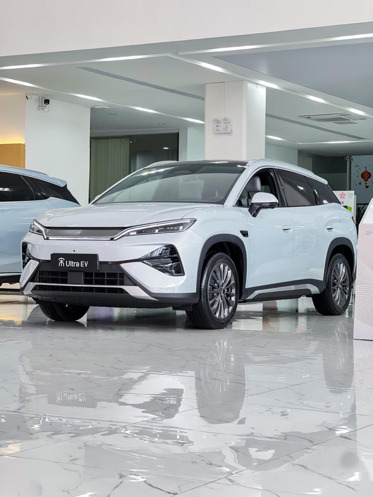 宋Ultra这种车就是典型的网上没人买，线下得等车的存在。一发布的时候网上各种唱