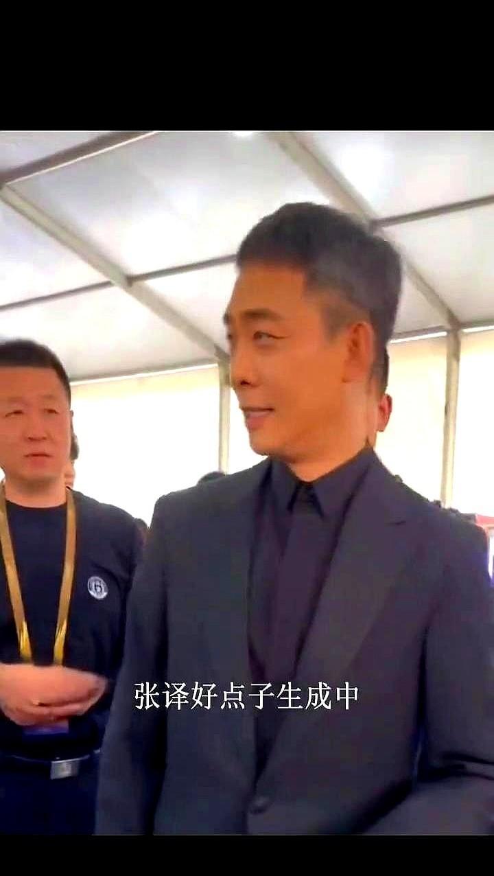 王骁刚要喊“王老师”，被亲妈王馥荔一把拽住。旁边张译一声“阿姨”，直接撕开了娱