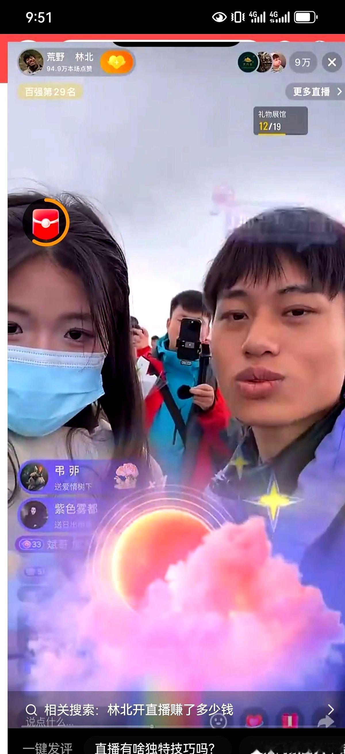 刀疤一笑，三百多万就飘进直播间。他一句不多说，弹幕像赶集似的哭笑两难。你以为