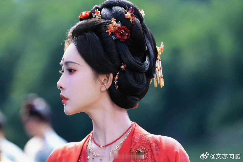 孟子义暮晚摇甘为女王裙下臣孟子义的暮晚摇，绝了！预告里那动作，风情万种，上位者