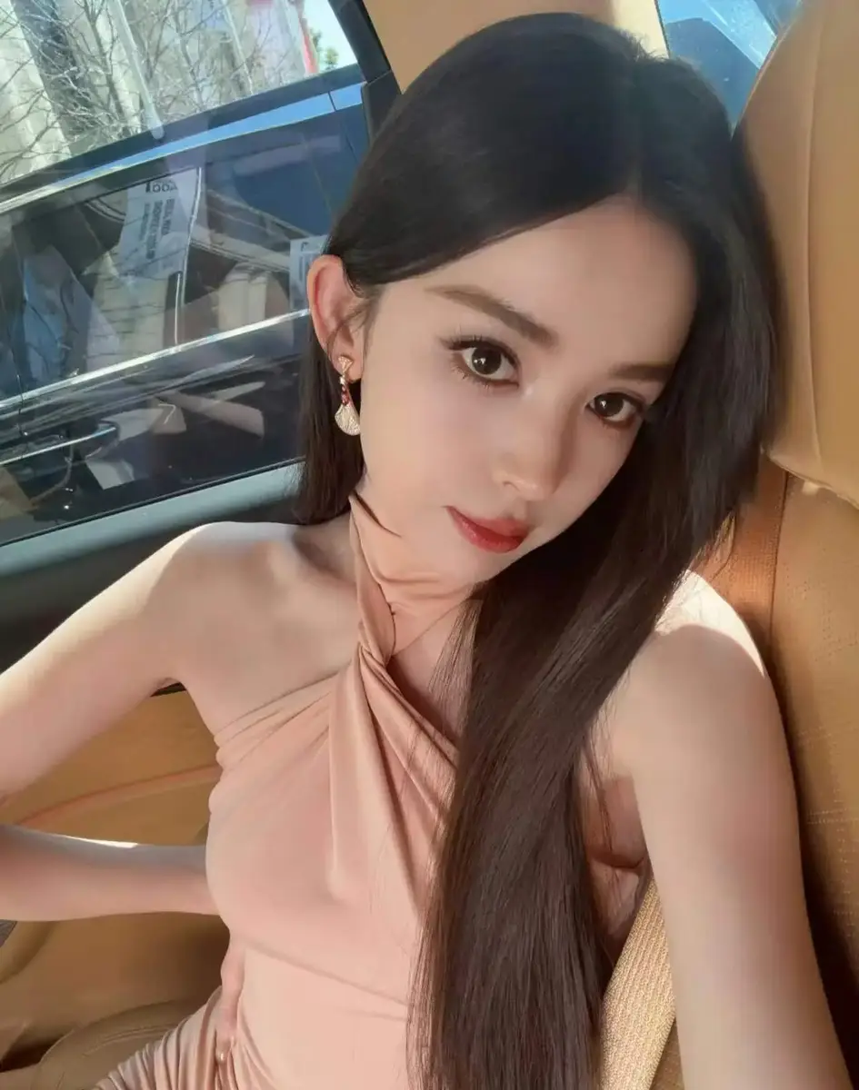 娜扎穿裸色挂脖长裙甜媚温柔车内慵懒侧颜超迷人