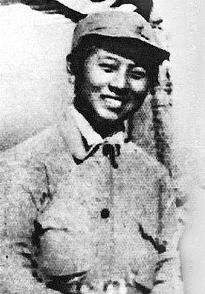 1941年，23岁的女团长遭到包围，不料她却拉起棉被盖住自己，日军去扯棉被，顿时