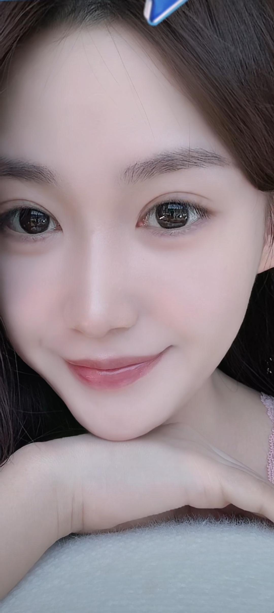 这位美女笑起来好甜啊！