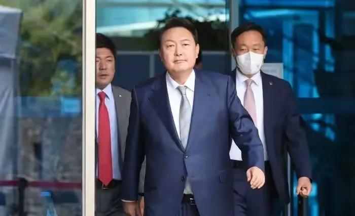 真是想不到韩国原总统尹锡悦很会防暑降温。他的工作做得非常不错，他在关押68天内