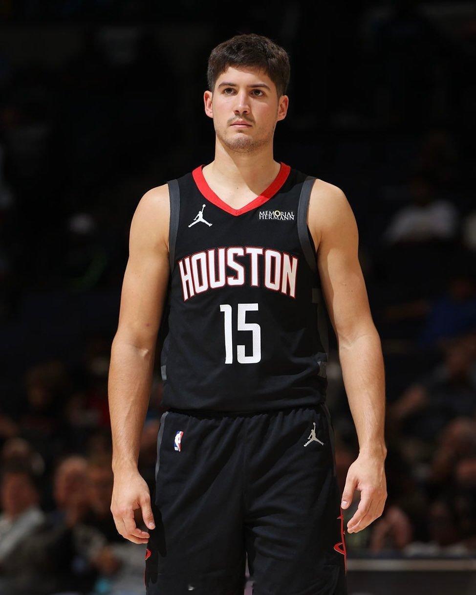 记者：“你有没有发现对手防守你们的策略在这个赛季有所变化？”谢泼德：“有，我觉