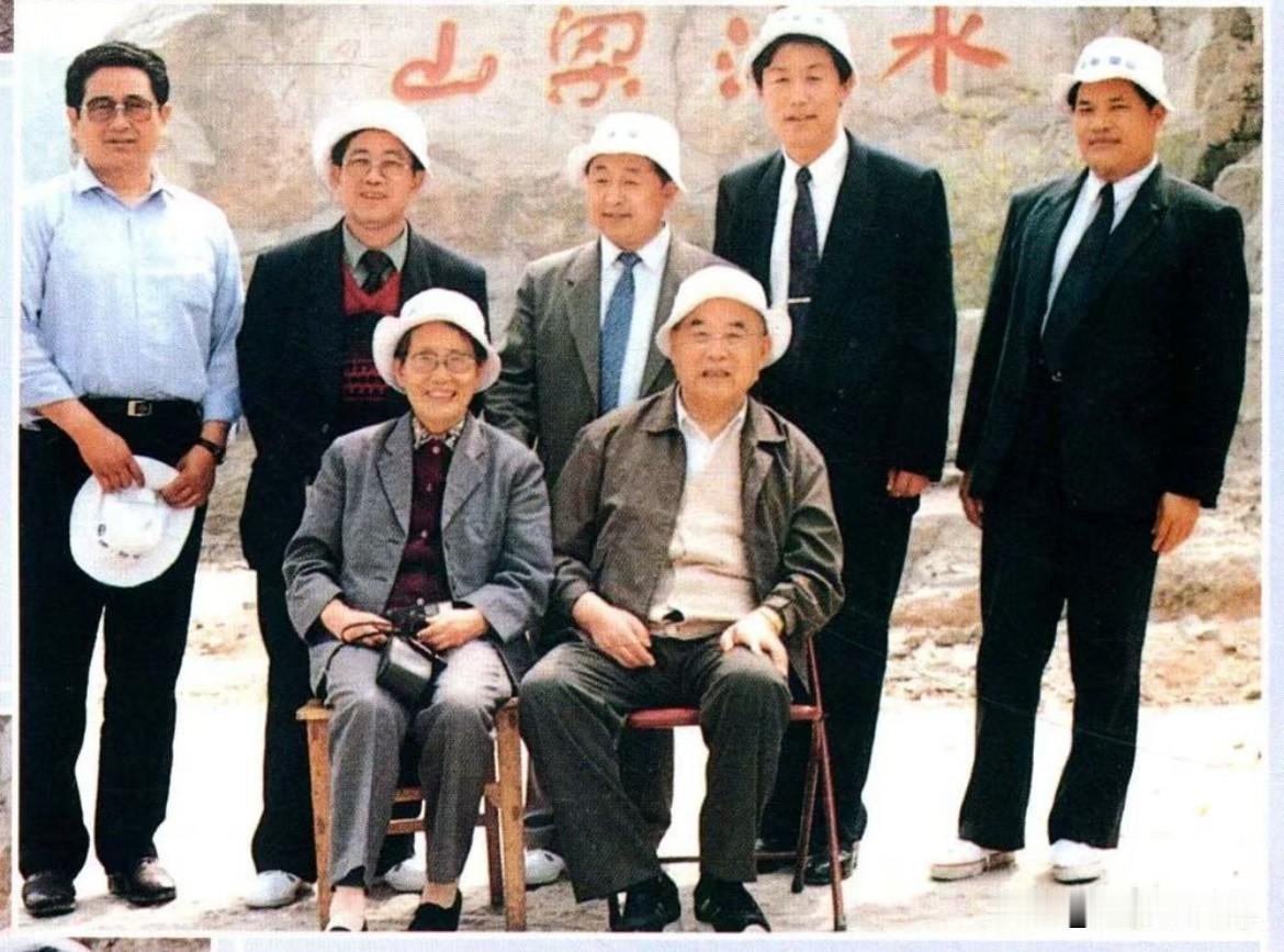 1994年4月24日，原中央军委副主席李德生及夫人与梁山县领导人合影。李德生将军