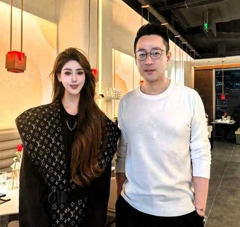 前一天晚上汪小菲又发疯了，在社交媒体上，不知道说的啥，反正挺激动，大家都看见了，