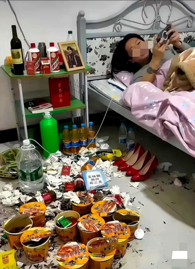 有一名外卖小哥到一个小区送餐，当他来到订餐客人家门口的时候，发现大门半开着，有一