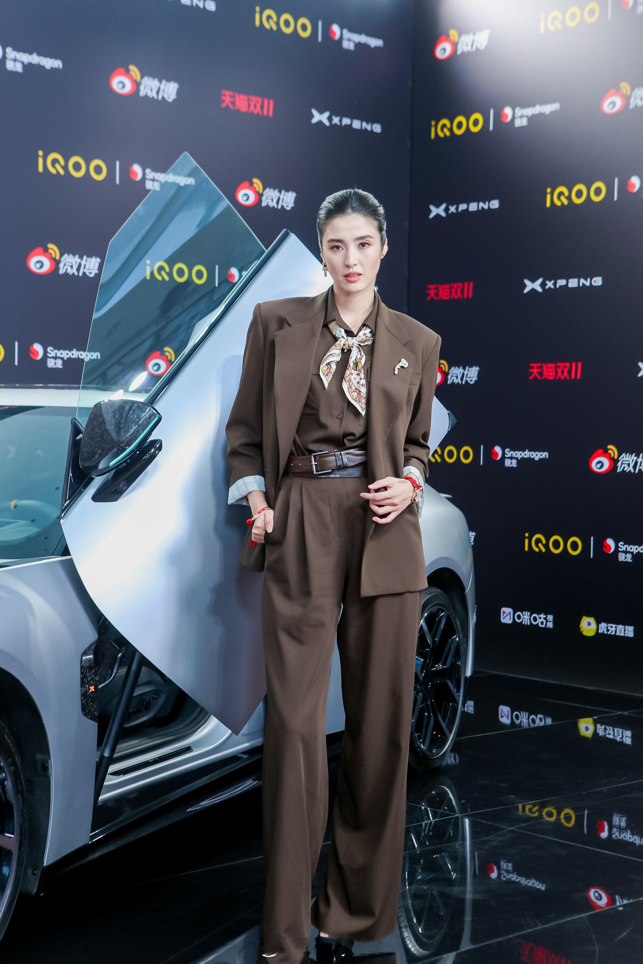 竞燃之夜星光汇聚，小鹏X9作为盛典专属接驳车，既是运动员们征途中的可靠伙伴，更是