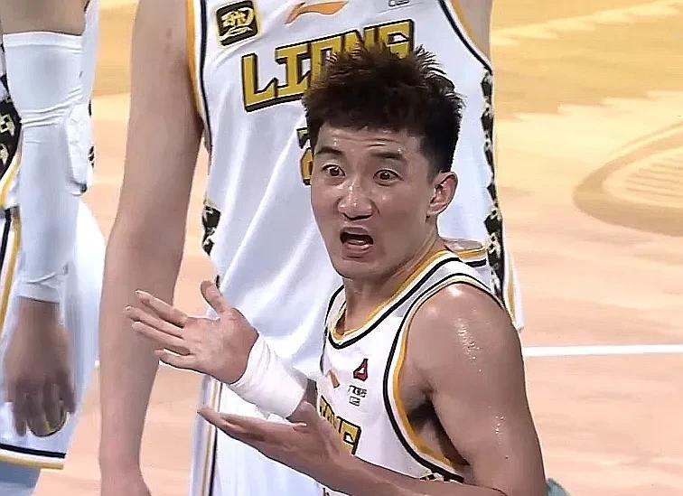 北汽输了，输的稀里糊涂！周琦下场休息，北汽的内线立马不堪一
