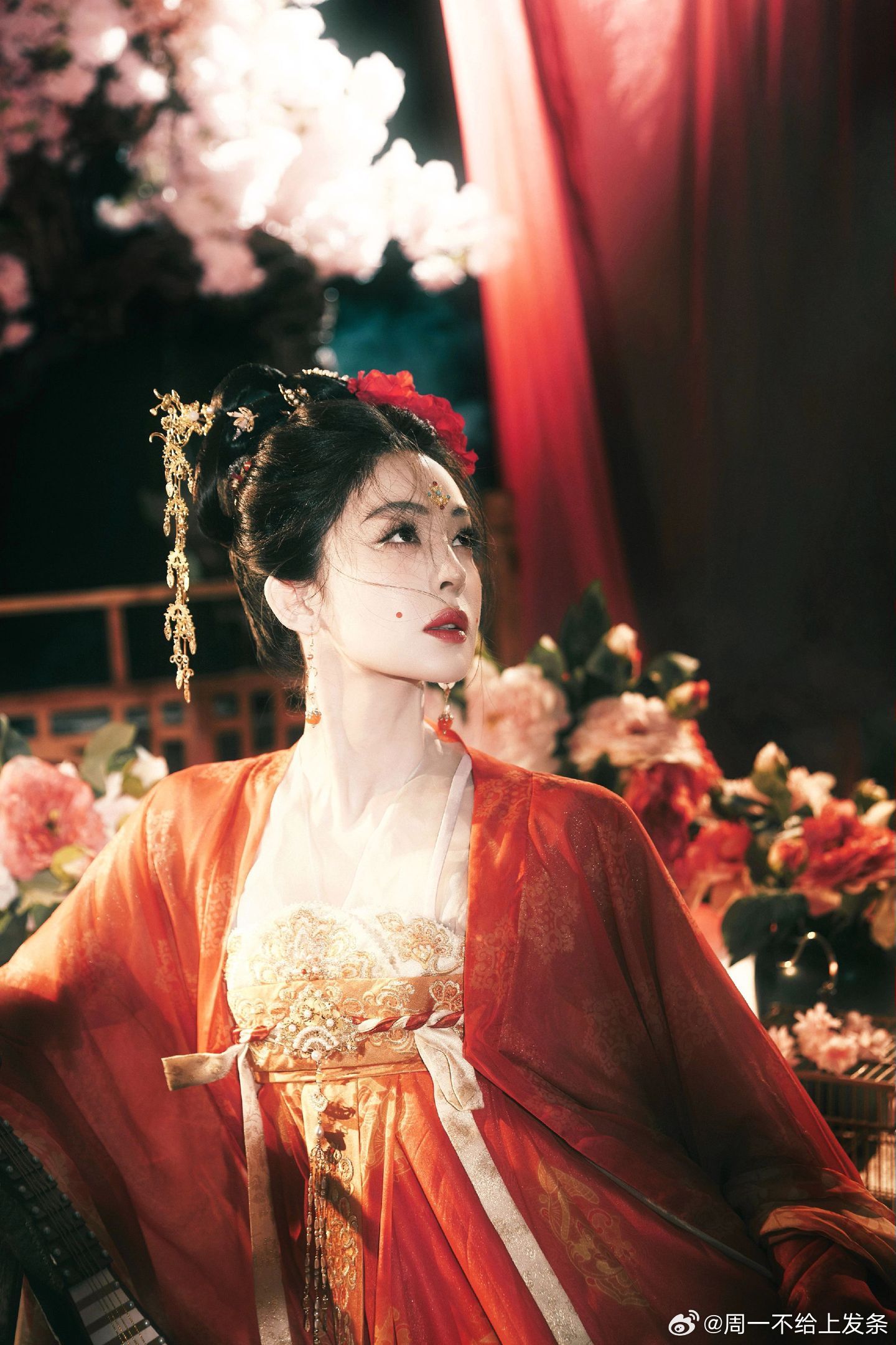 娜扎终于明白了为什么“回眸一笑百媚生，六宫粉黛无颜色”~