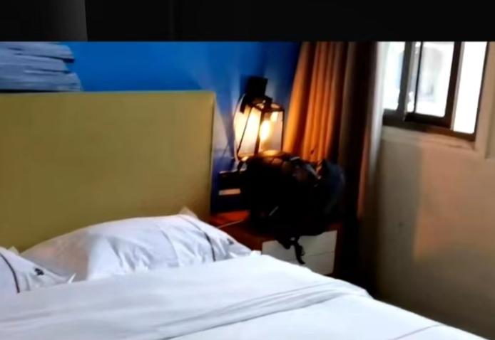 甘肃，两名男子与一名女子先后两次在酒店内发生不正当关系。第一次，三人共处一室