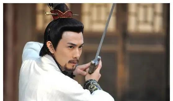 唐玄宗暴怒，下令立斩大将高仙芝。这道圣旨从长安传到潼关时，五万唐军将士正顶着