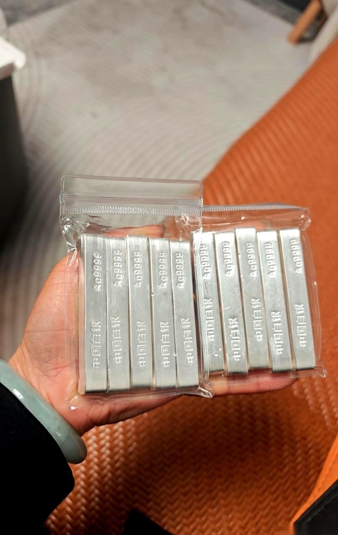 刚点开软件看了一眼，差点没把手机给扔了。白银，11块3。我清清楚楚记得，四月
