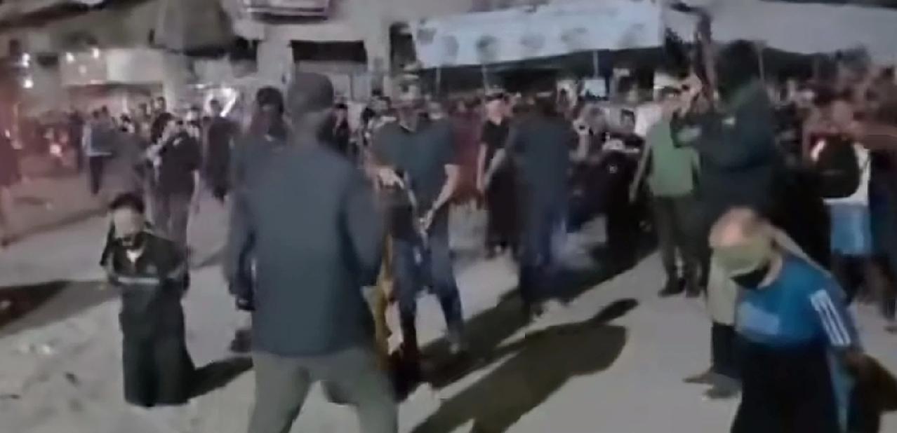 现在加沙街头全部是执勤的哈马斯警察，加沙街头秩序井然有序，有些商贩还摆滩开始了营