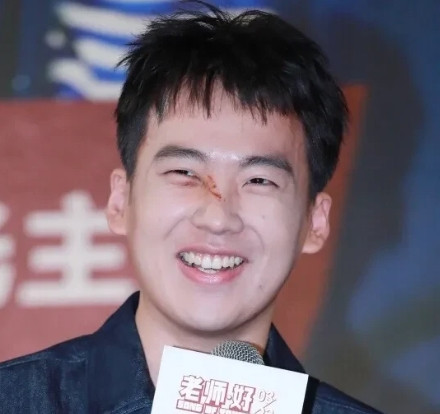 有一次郭麒麟拍戏眼睛受伤，后妈王惠赶到医院，直接用天津话开骂：“干嘛呀，你介是跟