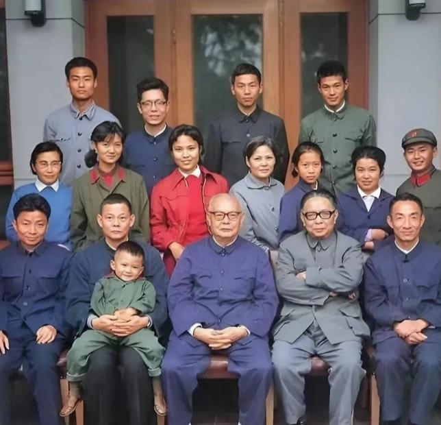 身为开国元帅的叶剑英，晚年的生活却十分简朴，从他一家人的全家福就能看出来，没有一