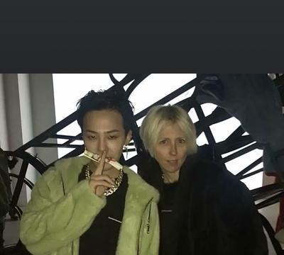 权志龙演唱会杀疯了！8年前脱裙追星的小哭包，现在比GD还高半头！网友：时间你欠我