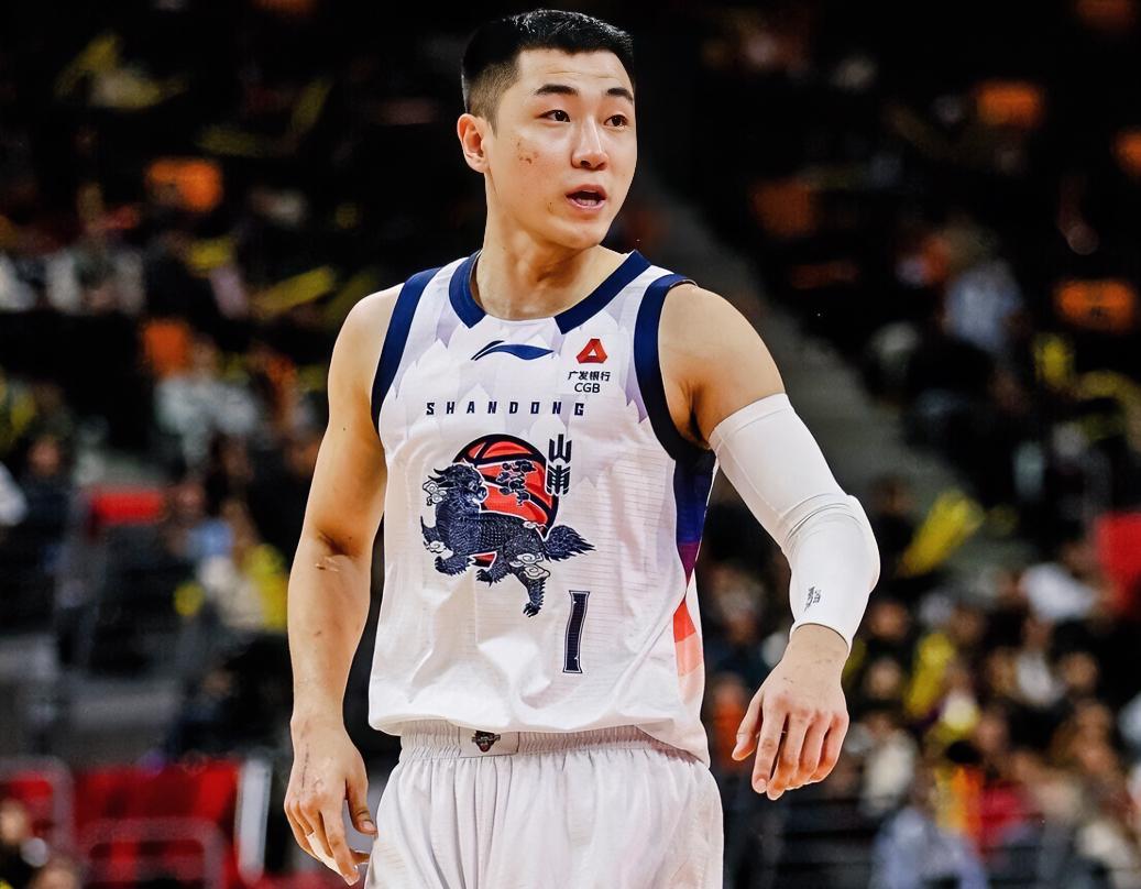 邱彪：小高，我不被罚出去，你不会打球？？高诗岩：你在的时候输球不是有你背锅吗？