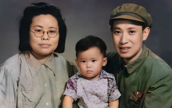 944年，毛泽东的秘书田家英，其妻子董边生一男孩，送邻床产妇，到死都不相认。